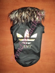 Zimn&aacute; bundička s logom a menom ps&iacute;ka